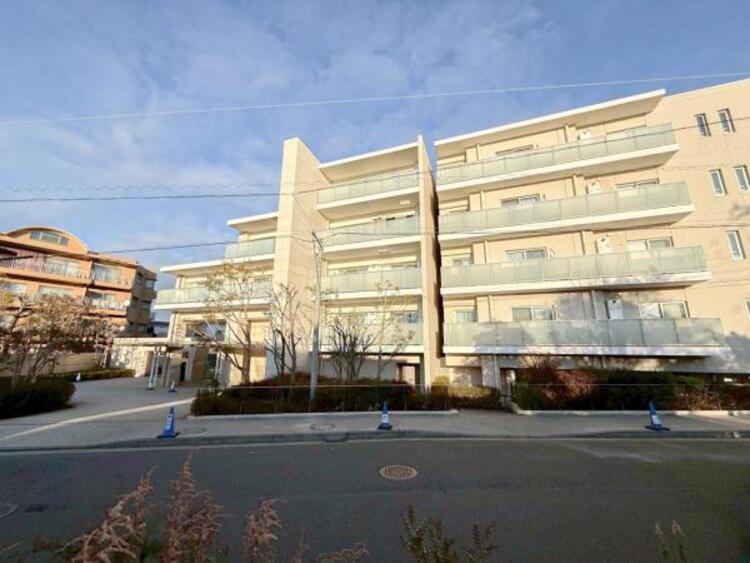 外観 月日が経つ事で「近くにあるもの」から「家の財産」となります。生活の本拠地となり新しい生活の始まり！！家族の笑顔溢れるお家は帰るのが楽しみになりそうですね。そんな未来を描く生活はこの物件から始まります！ 