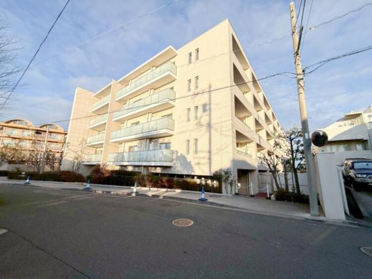 外観 開放感があり日当りも良好です！目の前に広がる開放感とゆとり。暮らしの夢を育む住まいがここにあります！ 