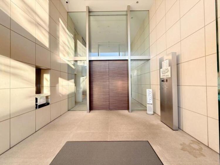 エントランス 【エントランス】重厚感の溢れるエントランスはマンションの顔！帰宅時、来客時に誇れる空間を演出します！ 