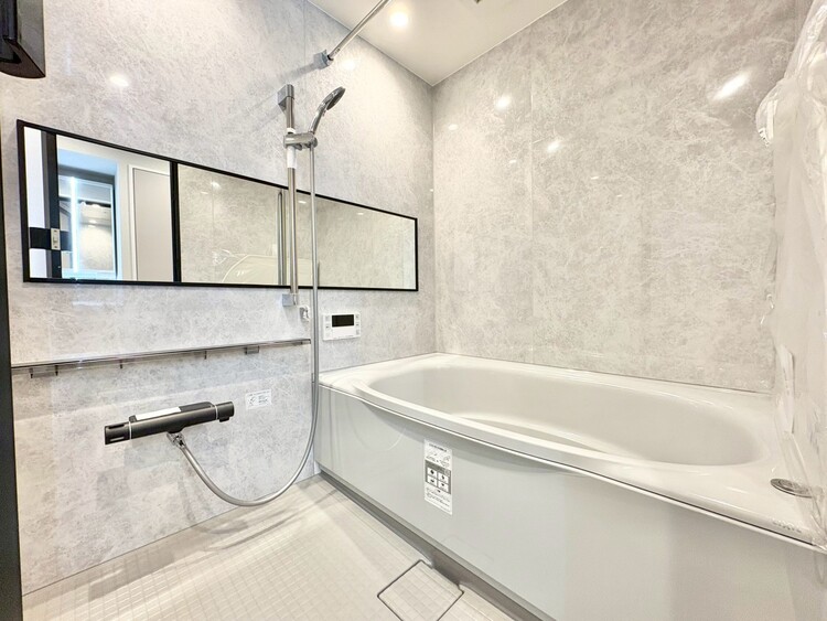 風呂 一日の疲れを癒すバスルームは、心地よいリラックスを叶える清潔感溢れる空間です。