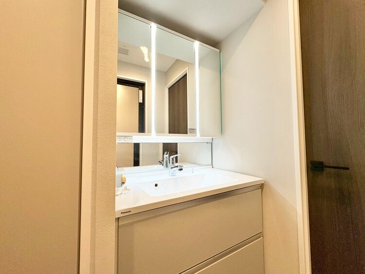 洗面 何かと物が増える場所だからこそ、スッキリと見映えの良い空間に。