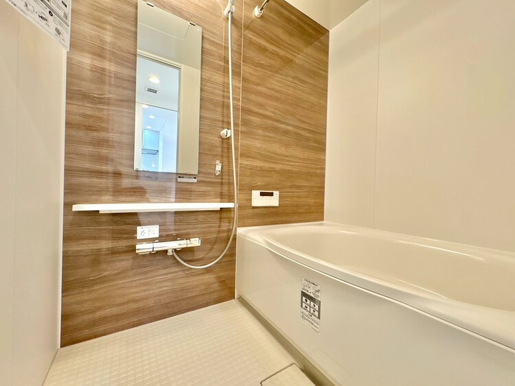 風呂 一日の疲れを癒すバスルームは、心地よいリラックスを叶える清潔感溢れる空間です。