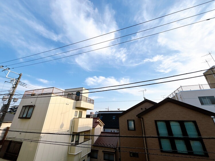 バルコニー 窓を開けると広がる青空。心をリフレッシュして日々を過ごしていきましょう。