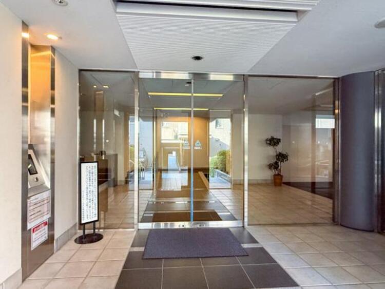 エントランス 清潔感のある明るいエントランスが、毎日の帰宅を心地よく迎えてくれます。