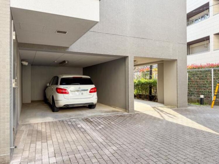 駐車場 敷地内に設けられた駐車スペース。