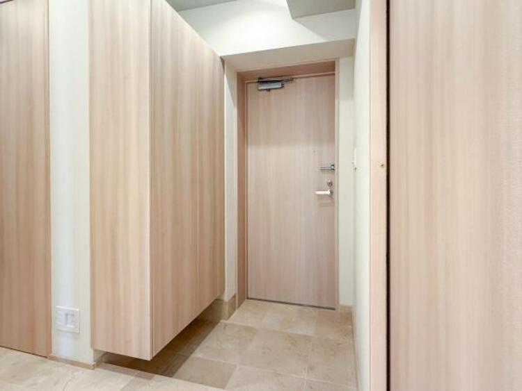 その他 シンプルで落ち着いたデザインの玄関が魅力です。