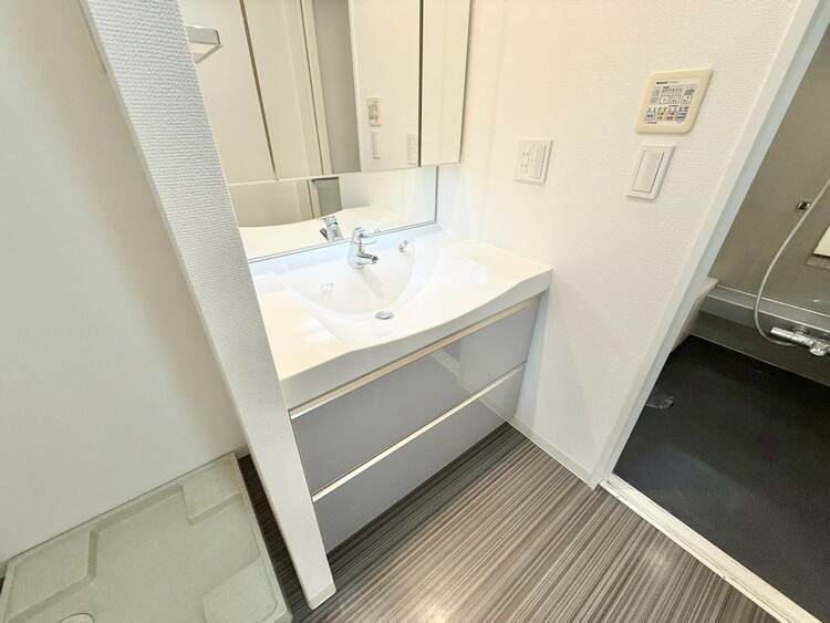 その他 清潔感を感じられる洗面化粧台。