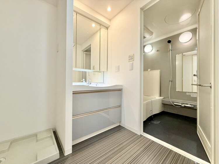 その他 十分な広さの脱衣所。