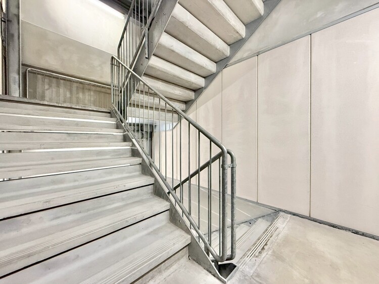 その他 共用部の階段です。明るく清潔に管理されています。