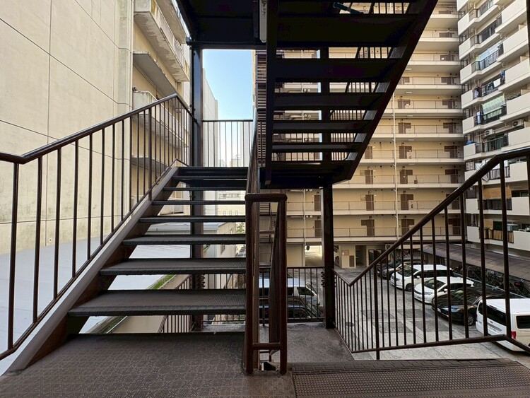 その他 共用部の階段です。明るく清潔に管理されています。