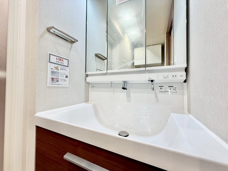 その他 清潔感を感じられる洗面化粧台。