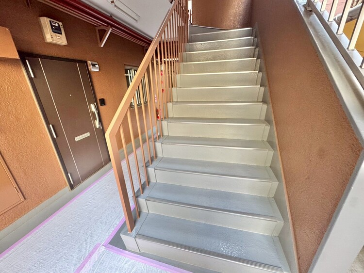 その他 共用部の階段です。明るく清潔に管理されています。