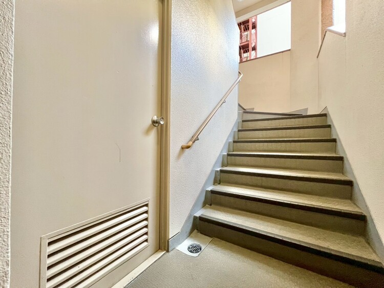 設備 共用部の階段です。明るく清潔に管理されています。