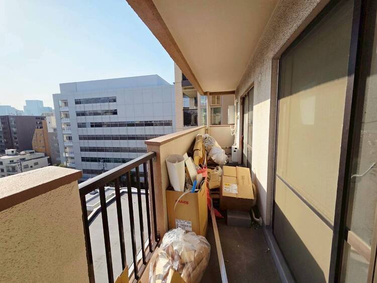 バルコニー 朝の澄んだ空気や、夕方に吹く清々しい風を感じられるバルコニー。