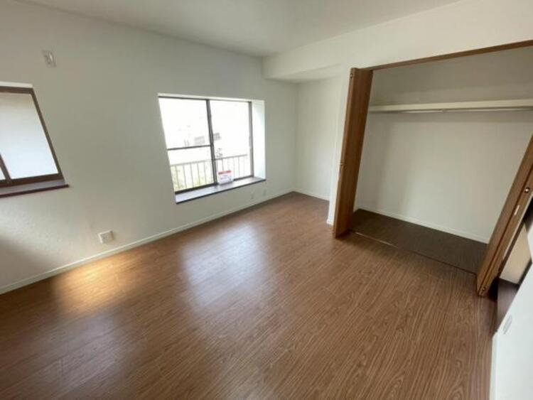 内装 2階洋室約8帖　別角度から