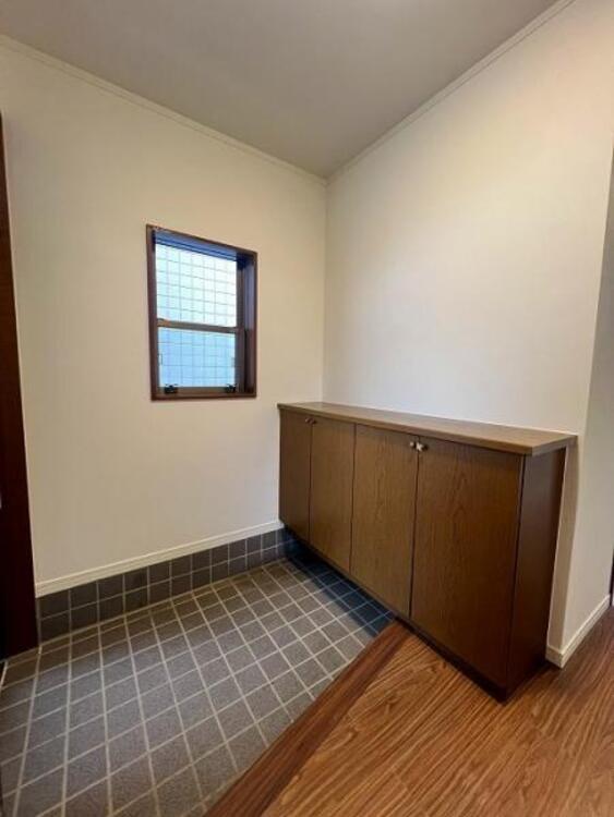 その他 窓付きの明るい玄関