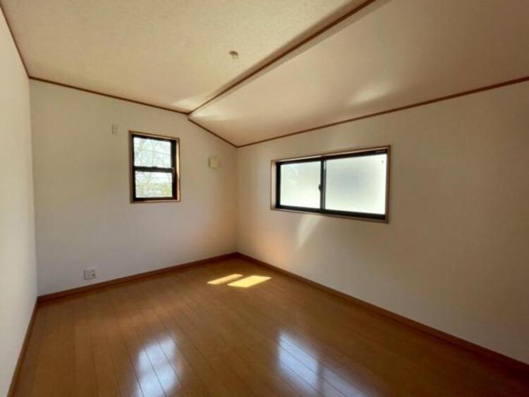 内装 子供部屋にぴったりな洋室。明るい空間で成長を見守ります