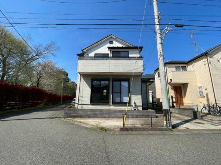 外観 陽光と風の注ぐ、明るく開放的な南西角地です。前面道路は車通りが少なく、通行や車の出し入れも快適です。