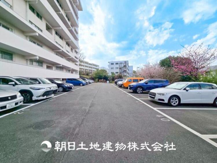 駐車場 【駐車場】ゆったりとした駐車スペースを確保いたしましたので、大きめのお車でも駐車可能です。