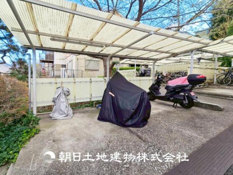 その他 【バイク置き場】大型のバイクでも駐車することが可能です。屋根がついているので雨の日も安心です。
