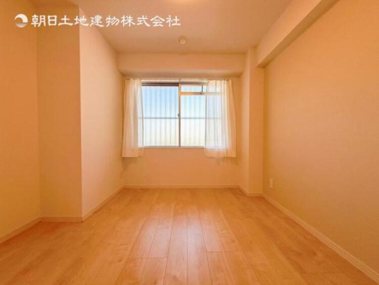 内装 採光を確保した明るい室内は風通しも良く穏やかな時が流れます！様々な生活スタイルにも対応可能な間取り。採光もアクセントの一つとして。この明るい好みの空間で読書をしたり、音楽を聞いたりと一人の時間も充実！ 