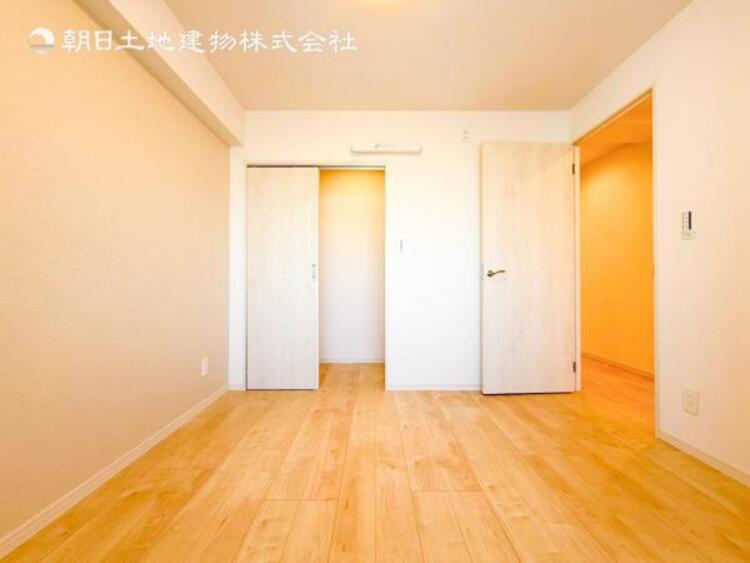 内装 自分の時間を充実させながら心豊かにできるプライベート空間！！穏やかな寛ぎを届ける仕様のゆとりある居室。個室のお部屋が欲しいという要望に応える設計で、過ごす時間が長くてもゆったり落ち着いて過ごせそう！！ 