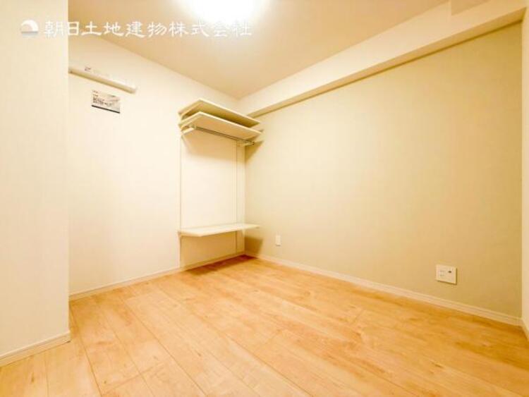 内装 居室はひとり時間を過ごせる安らげるお部屋として活用できます！収納スペースあり！荷物が多くても十分！！ベッドや勉強机、テレビなどを置きたい場合におすすめ！！過ごす時間が長くてもゆったり過ごせそうですね！ 