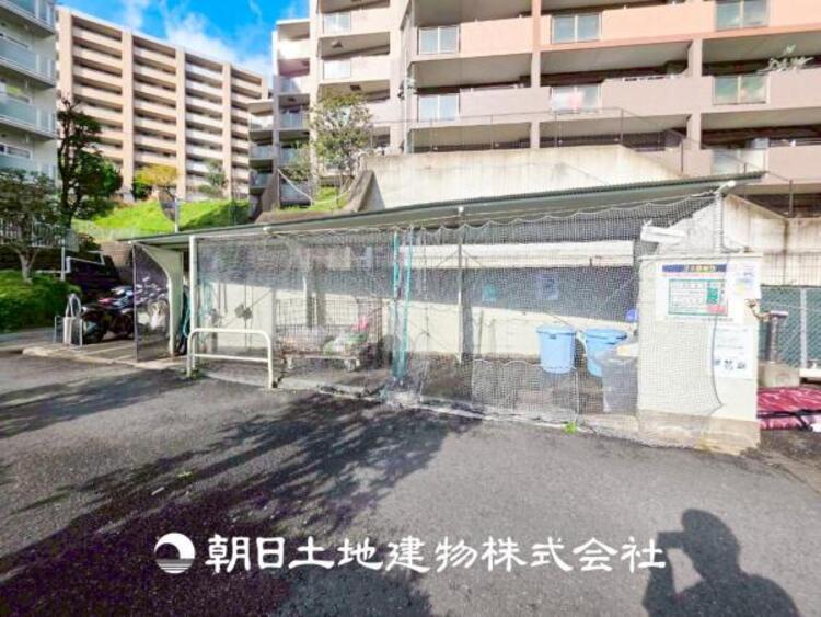 その他 【ゴミ置き場】屋外にあるので、湿気やにおいが気になりにくいゴミ集積所。管理人がいるので、掃除も行き届いています。