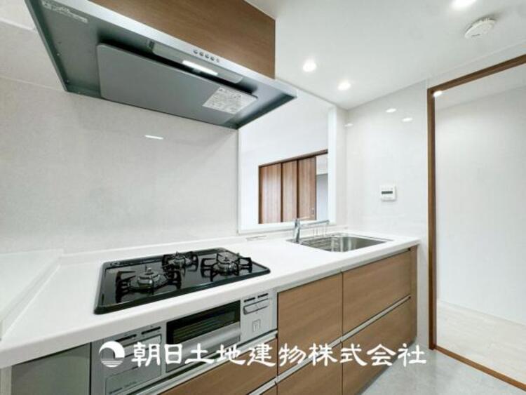 キッチン 【キッチン】住宅の主役でもあり、日常生活を過ごす上で重要な水回りでもあるからこそ機能性・デザイン性に拘りました。お掃除のしやすいシステムキッチンを設置しました。