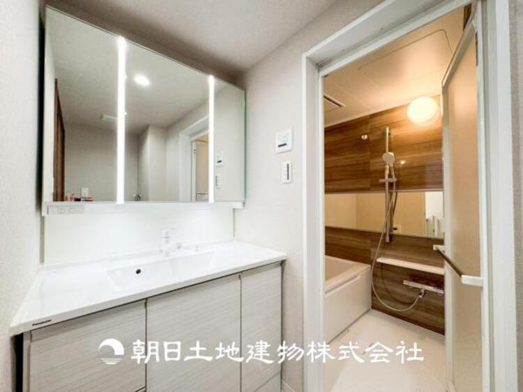 洗面 【洗面化粧台】広々とした洗面化粧台はたっぷり収納もさる事ながら、身だしなみチェックや歯磨きなど、朝の慌ただしい時間でも心に余裕とゆとりを作ってくれます。