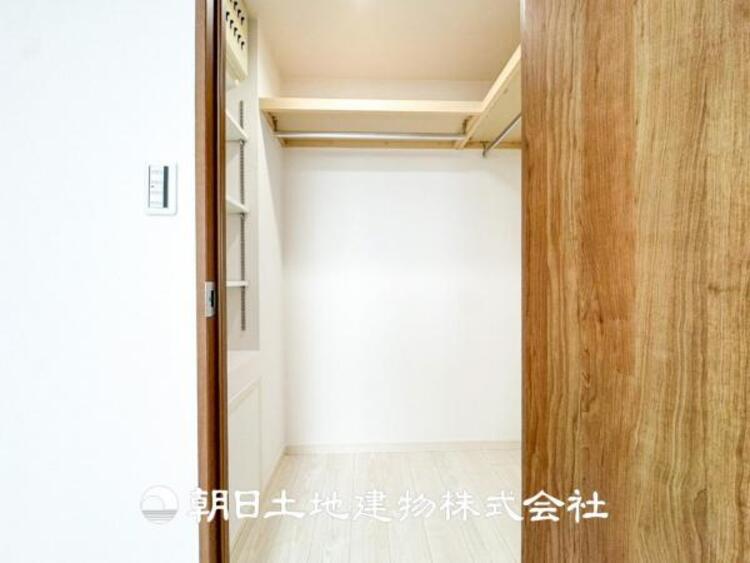 収納 【WIC】収納に便利なウォークインクローゼットがあり、衣類をまとめてしまえるので管理がしやすいです。