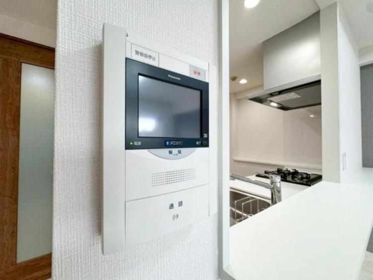 設備 【モニター付きインターホン】訪問者の確認が出来るので、セキュリティ対策にも最適のモニター付きインターホン。