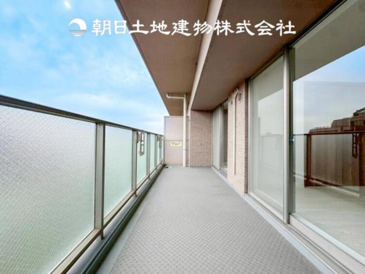 バルコニー 【バルコニー】温かい太陽を感じる事ができるのは、目の前に遮るものが無いから。彼方に広がる風景が絵画のように広がります。