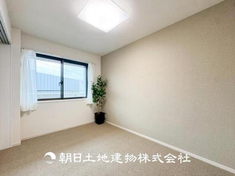 内装 【居室】爽やかな空間演出とセンス良く纏められた室内は良質な寛ぎ空間。そこで暮らす大切な人達のことを考え造りこんだ空間は日々の生活に安らぎを与えてくれます。