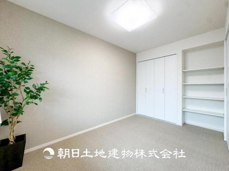 内装 【居室】大切な家族一人ひとりの大切な個別空間。趣味・感性で個性的に飾って頂けるようシンプルに仕上げてあります。自分時間を充実させながら心豊かなひとときを過ごすための大切な空間。