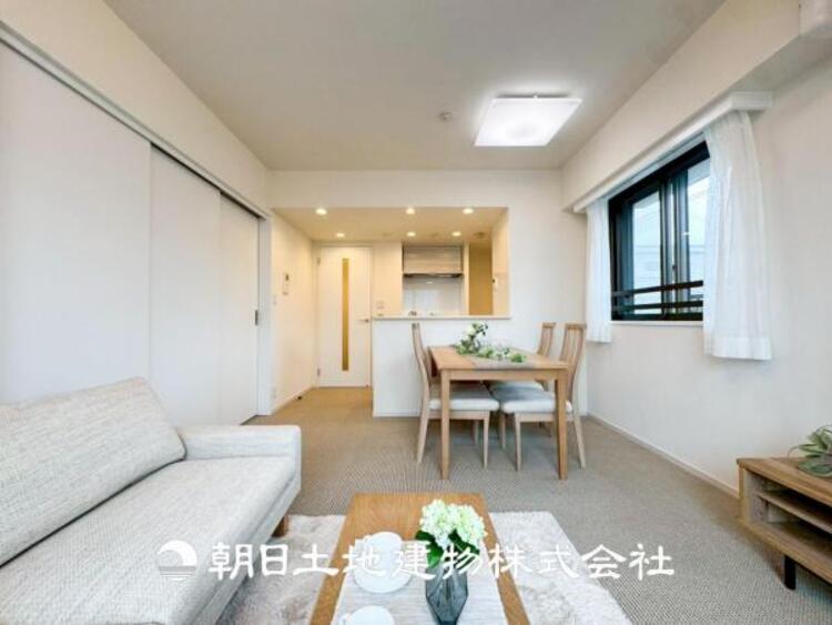 居間 【リビング】1日の中で最も長い時間を過ごすことになるリビングだからこそ、いつも笑顔があふれる空間であるように。広々とした空間から幸せな未来を。
