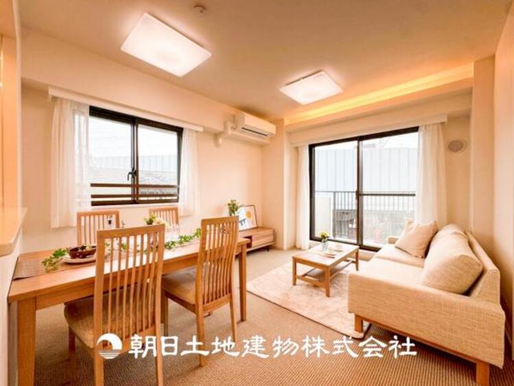 居間 【ダイニング】温かい色合いのフローリングと清々しい爽やかなクロスが明るい空間を創り出しているダイニングキッチン。