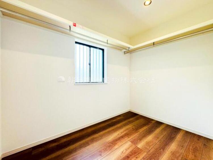 収納 【WIC】大きな収納力を持ち複数で共有して使うこともでき、奥様が独り占めすることも可能です。足元には小さめの物入れを設置すると収納力がよりUP