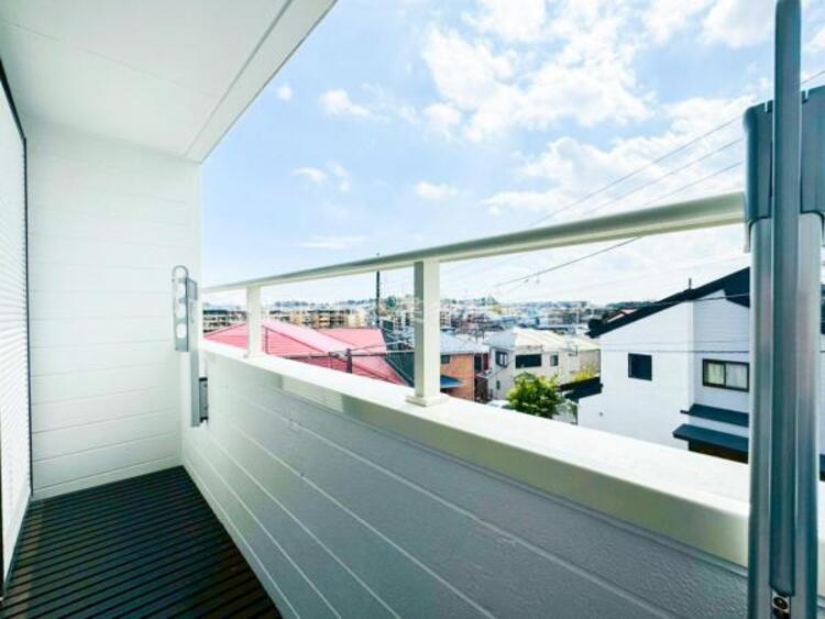 バルコニー 【バルコニー】太陽の光と爽やかな風でお洗濯物は気持ちいいです。