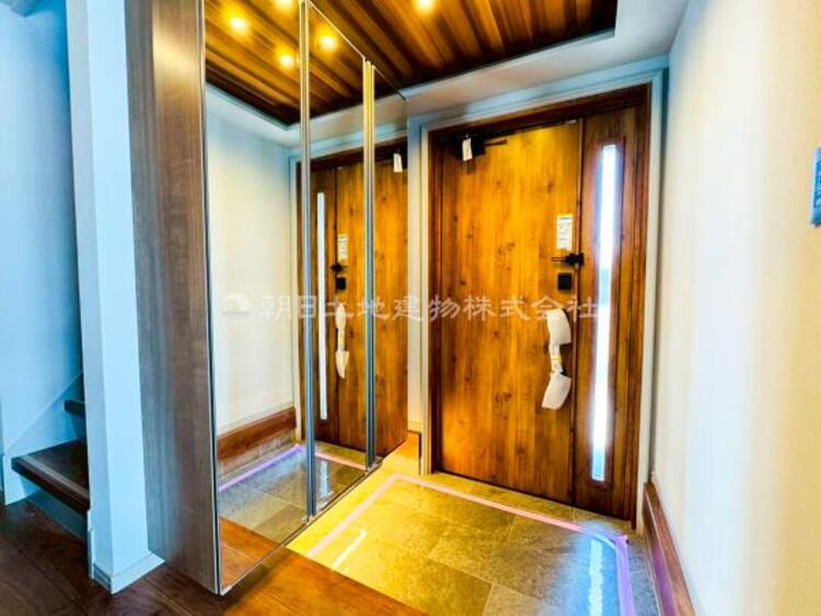 その他 【玄関】お出かけ前に全身の身だしなみチェック出来る姿見付きのシューズBOX！タイル貼りと関節照明、折り上げ天井とスポットライト仕様で、ショールームの様な高級感を演出しております。