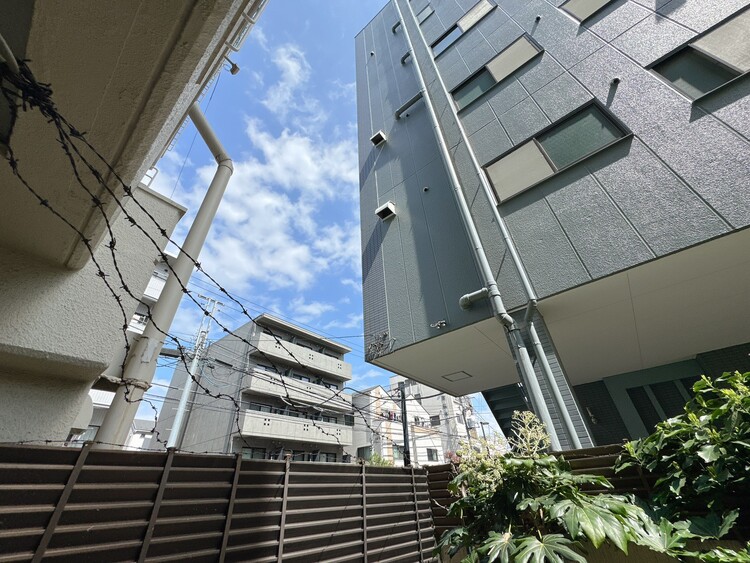 バルコニー 窓を開けると広がる青空。心をリフレッシュして日々を過ごしていきましょう。