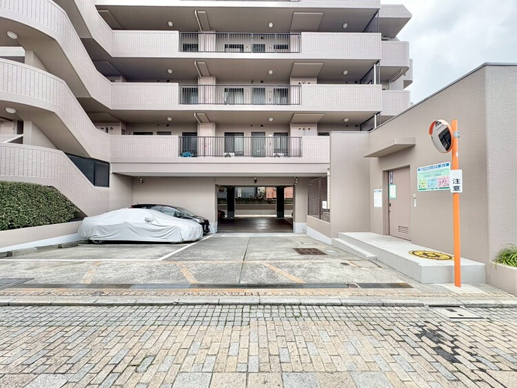 駐車場 本物件の駐車スペースです。車種制限のある場合もございますので、お気軽にお問い合わせくださいませ。