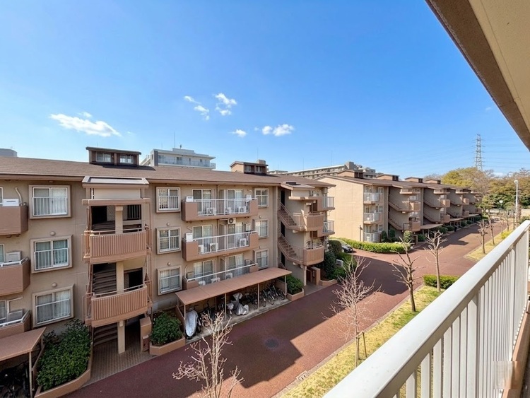 バルコニー 窓を開けると広がる青空。心をリフレッシュして日々を過ごしていきましょう。