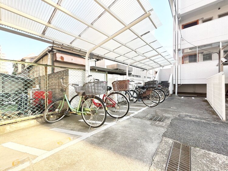 設備 整理整頓された駐輪場で、管理体制の良好さがうかがえます。