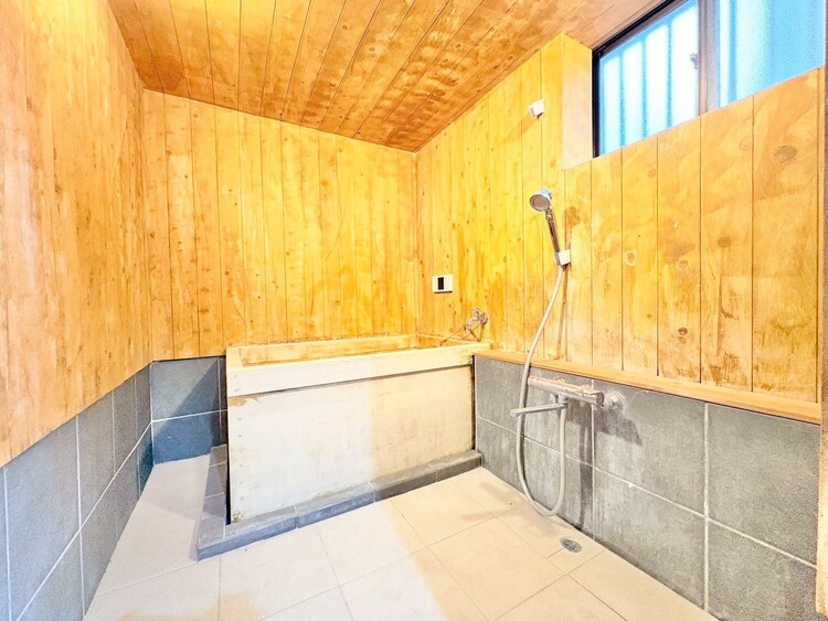 風呂 一日の疲れを癒すバスルームは、心地よいリラックスを叶える清潔感溢れる空間です。