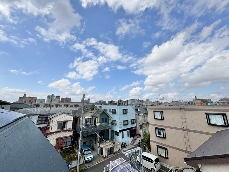 バルコニー 窓を開けると広がる青空。心をリフレッシュして日々を過ごしていきましょう。