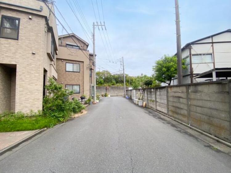 外観 前面道路は整備されており、落ち着いた住宅街に位置しています。