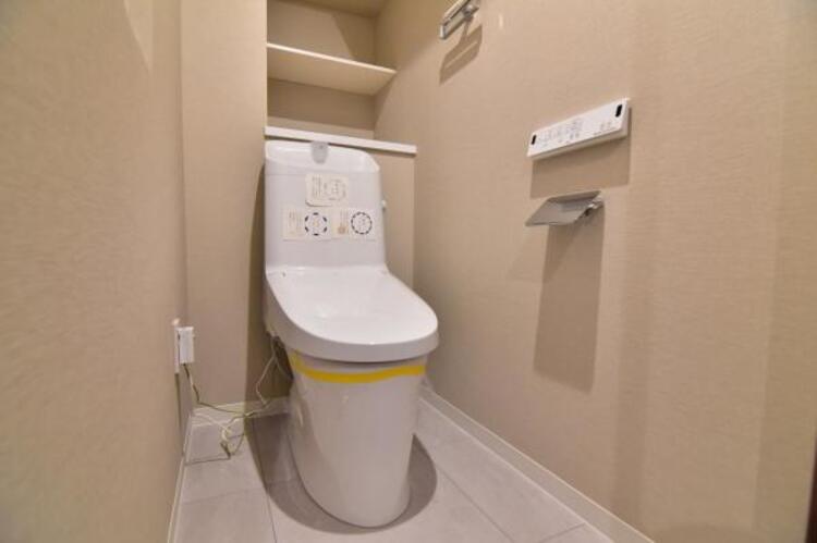トイレ 白を基調としたウォシュレットトイレは清潔感あるプライベート空間を演出します。