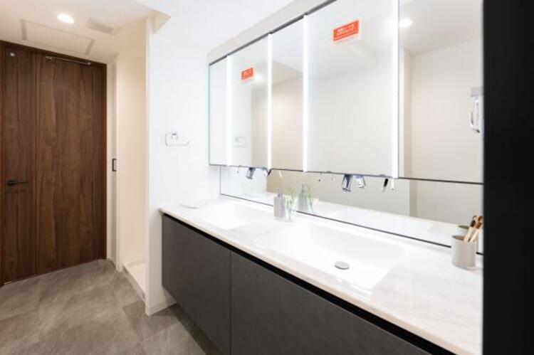 洗面 ２ボールの洗面台で忙しい朝でも安心です。