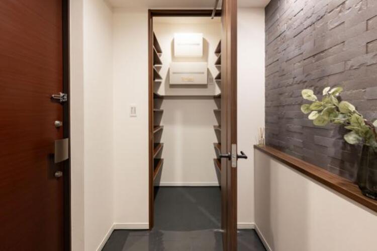 収納 玄関にある大きな収納は、ベビーカーを入れるも良し、お子様の汚れたおもちゃをしまうも良し、パパのゴルフバッグを置くも良し、ママの靴をたくさん置いてもまだまだ余裕たっぷりです。 